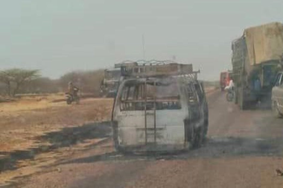 L'un des bus brûlés lors de l'attaque de Kobé, Mali, 7 février 2025.
