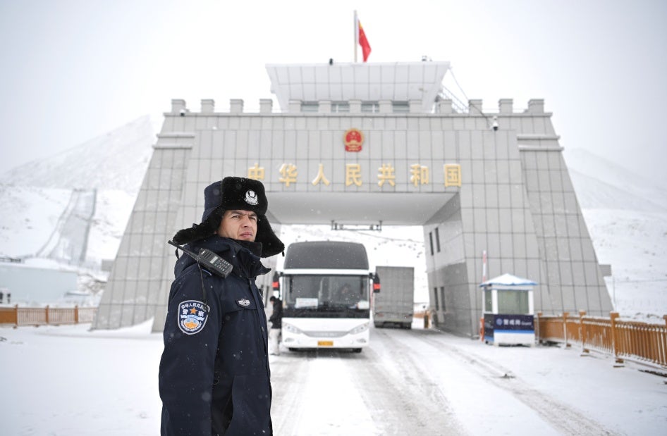 Ein chinesischer Grenzpolizist bei seinem Dienst am Khunjerab-Pass in der nordwestchinesischen uigurischen Autonomen Region Xinjiang am 2. Januar 2025.