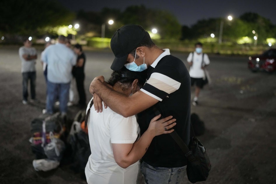 Un homme et une femme qui souhaitaient demander l’asile aux États-Unis s’étreignaient à Panama City, au Panama, le 8 mars 2025. 