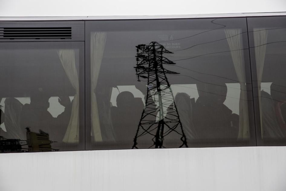 D’anciens résidents du camp de migrants de Calais font un signe de la main alors qu'ils partent dans en bus vers des centres de migrants ailleurs en France, le 24 octobre 2016.