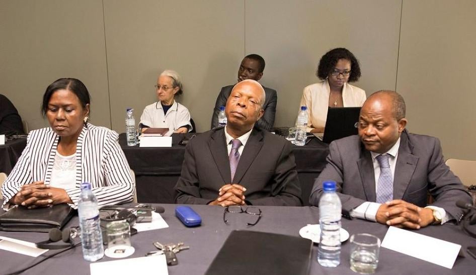 Jeremias Pondeca (centro) fazia parte de uma equipa que preparava uma reunião que visava pôr termo às actuais hostilidades militares e políticas entre a RENAMO e o governo.