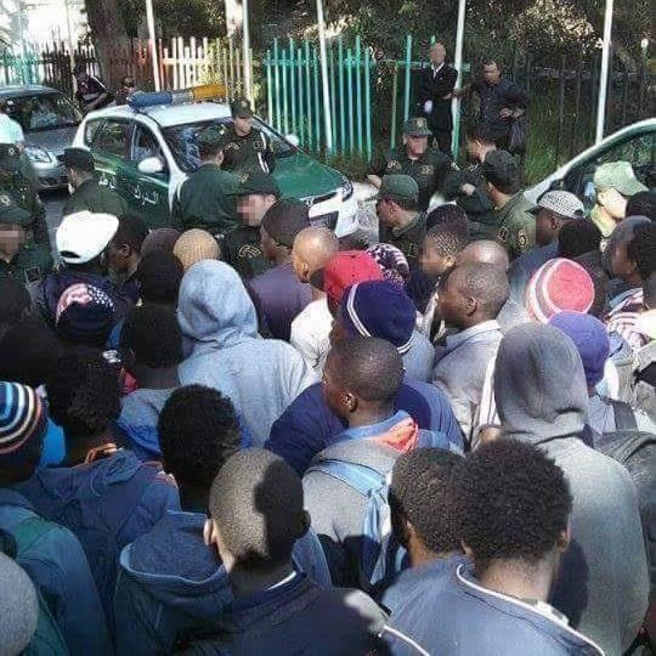 مهاجرون أفارقة من جنوب الصحراء معتقلون في مركز احتجاز مؤقت في زيرالدا، 3 ديسمبر/كانون الأول 2016.