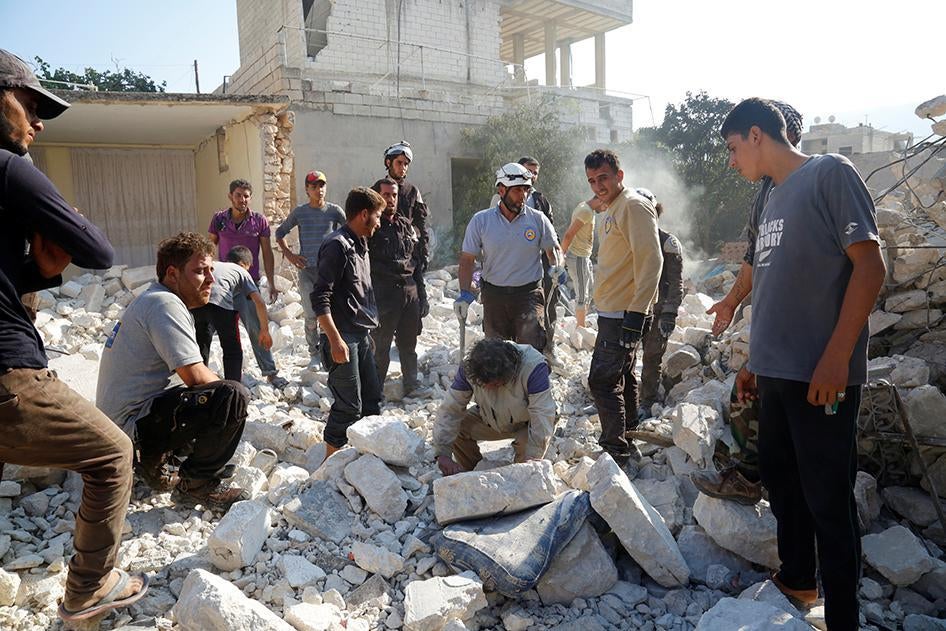 Men and civil defence members look for survivors after an airstrike on a hospital in the town of Meles, western Idlib city in opposition armed forces-held Idlib province, Syria on August 6, 2016. 