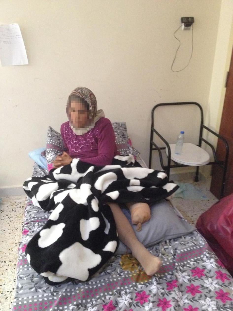 تعرضت سلمى، التي تظهر في الصورة هنا، وابنتها، للإصابة في حقل ألغام حدودي. بترت ساق سلمى جراء الإصابة.