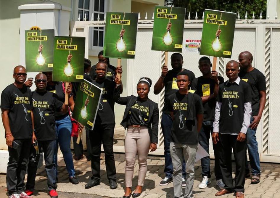 Peserta unjuk rasa memprotes keputusan Indonesia untuk mengeksekusi mati 14 terpidana narkotika, termasuk seorang warga Nigeria, di luar gedung kedutaan besar Indonesia di Abuja, 28 Juli 2016. 