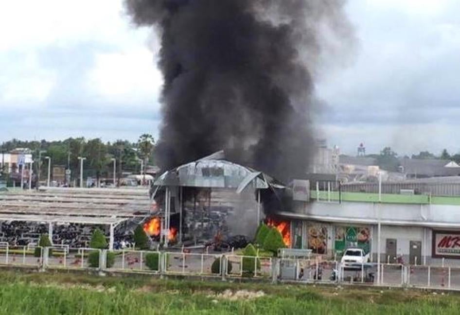 ประเทศไทย: ผู้ก่อความไม่สงบวางระเบิดห้างสรรพสินค้าในภาคใต้ PHOTO