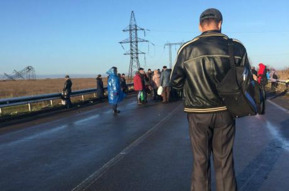 On the border of the "neutral zone", it can take hours to cross from separatist to government territory.