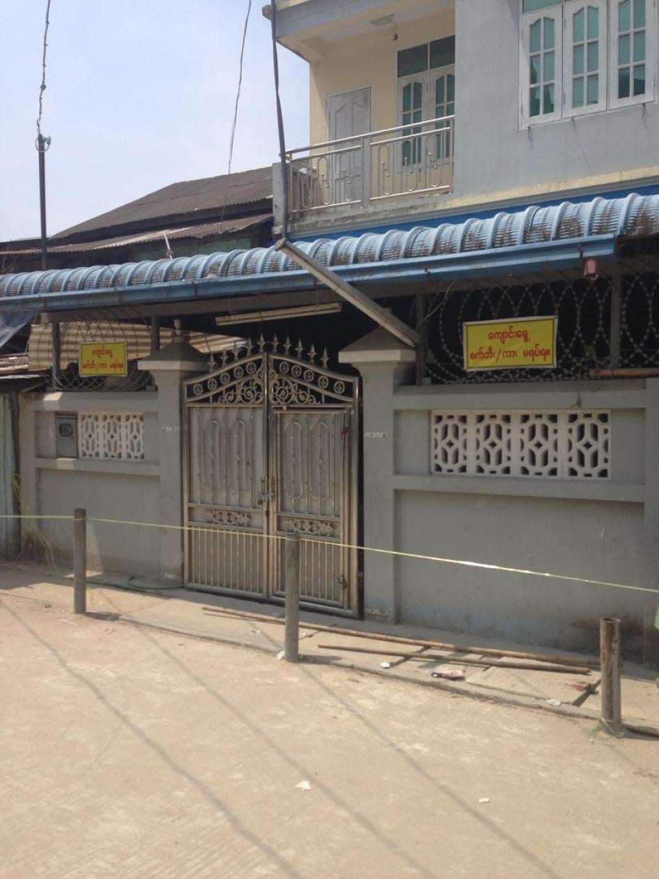 ၂၀၁၇ ခုနှစ် ဧပြီလ ၂၉ ရက်တွင် ပိတ်ထားသည့်မဒရပ်စာကျောင်းတစ်ကျောင်း၏အဝင်ဝကန့်လန့်ဖြတ်ကာ တိပ်ကြိုးအဝါ ချည်ထားစဉ်။