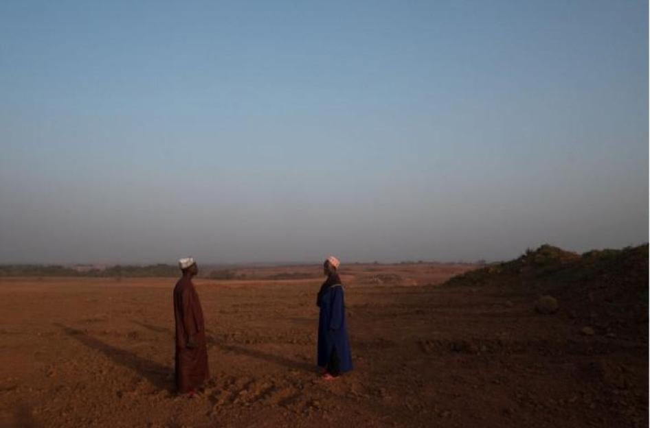 Des agriculteurs du village de Hamdallaye, dans la région de Boké, regardent des terres défrichées par la Compagnie des Bauxites de Guinée pour l’extension de ses activités minières. Janvier 2018. 