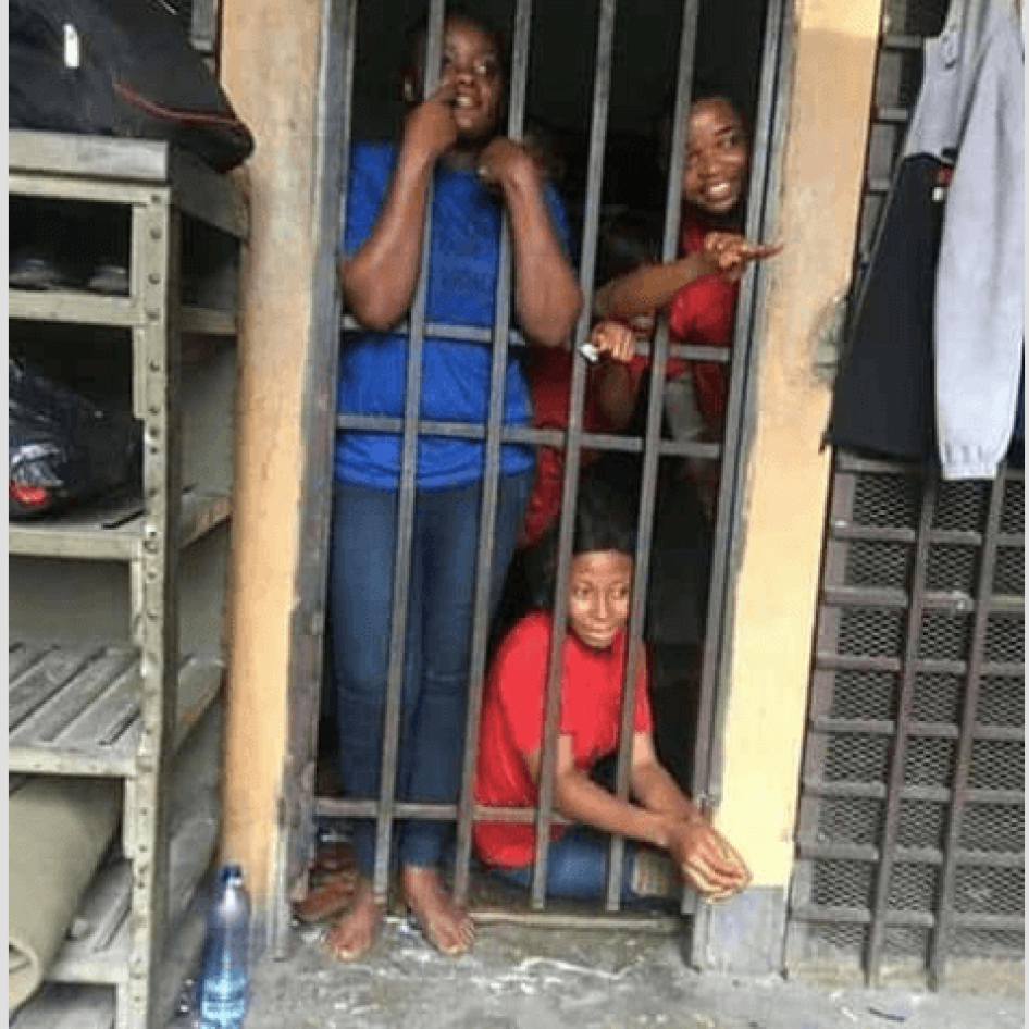 Ces trois jeunes femmes ont été arrêtées le 1er novembre 2018 à Kinshasa, capitale de la République démocratique du Congo, ainsi que 14 autres membres du mouvement Vigilance Citoyenne (VICI). Les activistes, accusés de désobéissance civile ont été proviso