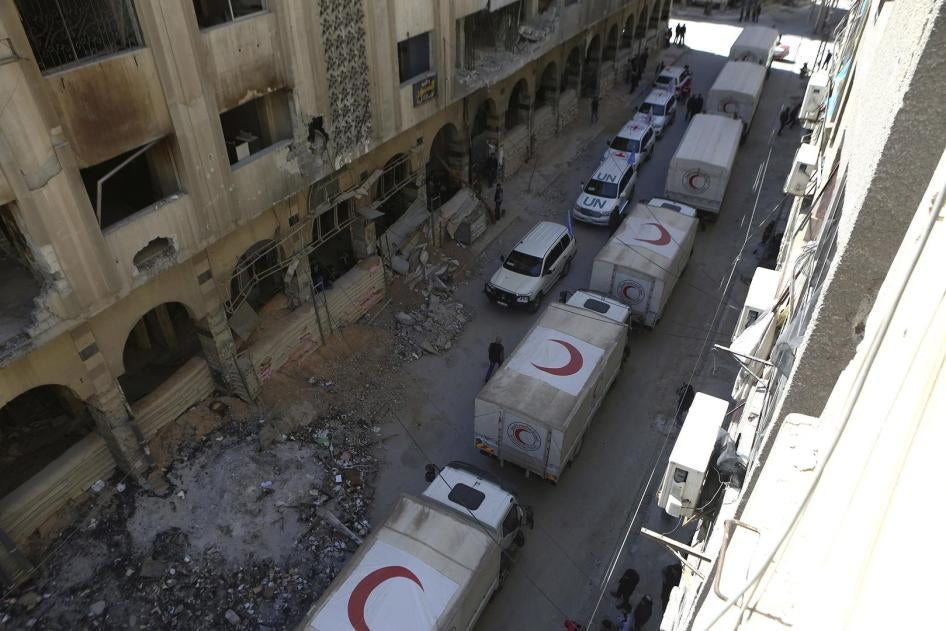 قافلة مساعدات تشق طريقها في مدينة دوما، الغوطة الشرقية، سوريا، في مارس/آذار 2018، عندما كانت ما تزال بيد المجموعات المسلحة المعارضة للحكومة.  © 2018 سامر بويداني/بكتشر ألاينس/دي بي إيه/أسوشيتد برس