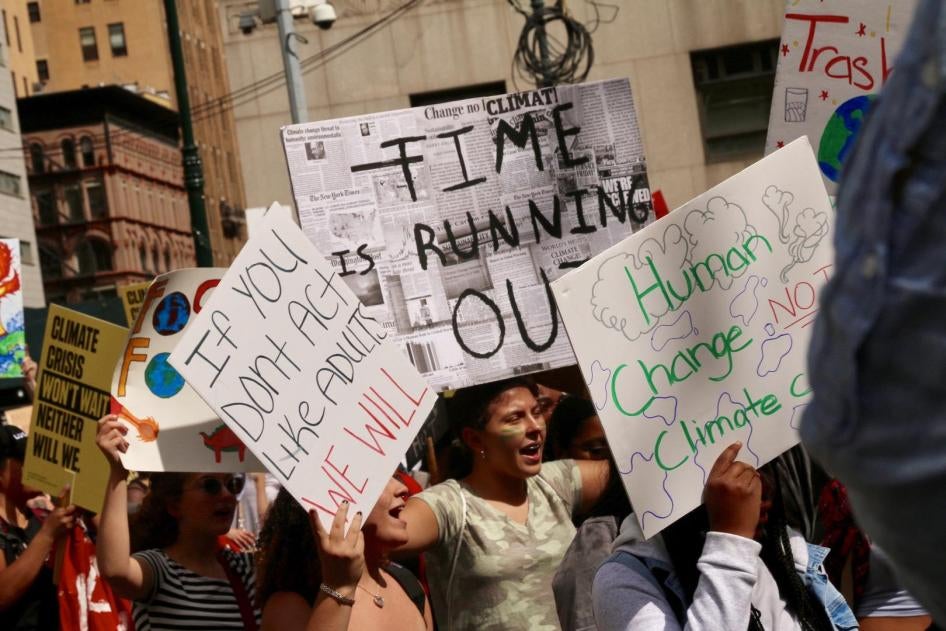 千千万万青少年正在加入每周五的气候罢课，这一运动名为#FridaysforFuture。