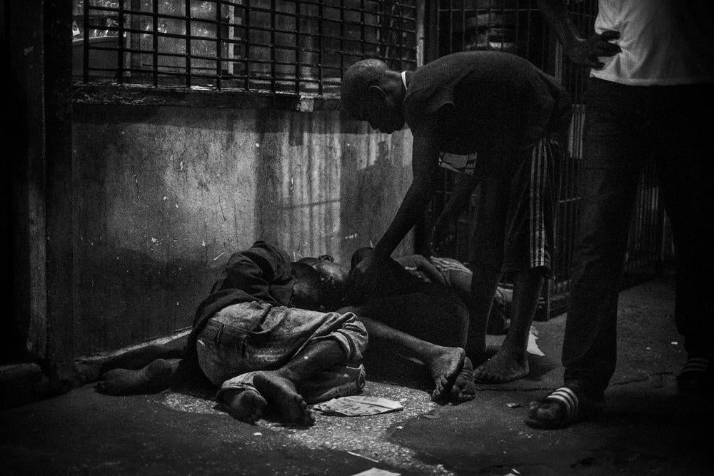 Un talibé surveille d'autres talibés qui dorment dans la rue à Saint-Louis, au Sénégal, en mai 2015. 