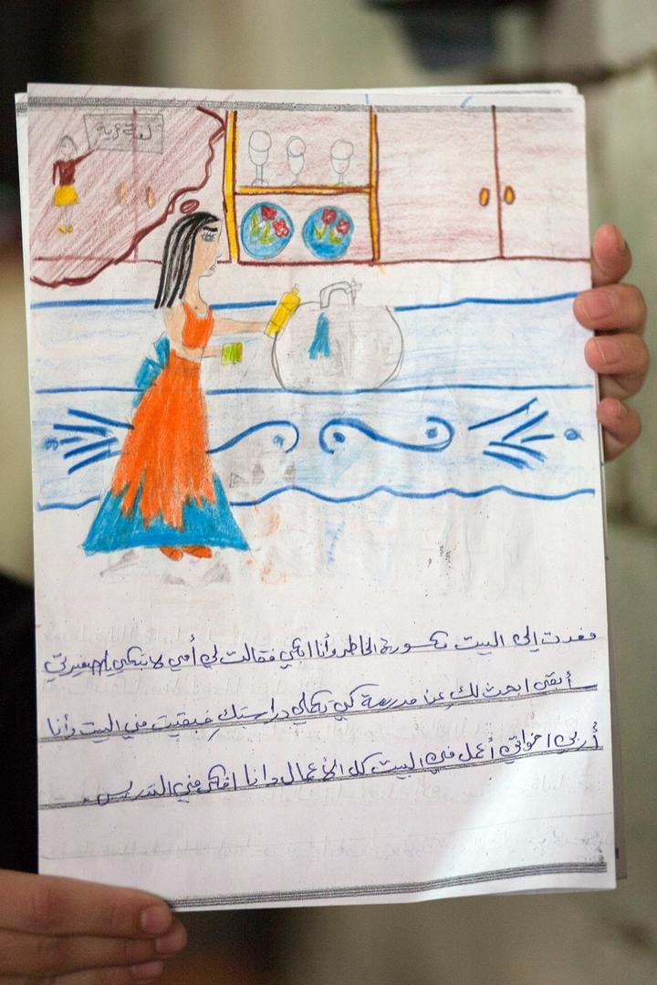 "صرت أبقى في البيت، وأقوم بجميع أعمال المنزل. ولكن التعليم هو كل ما أفكر فيه".