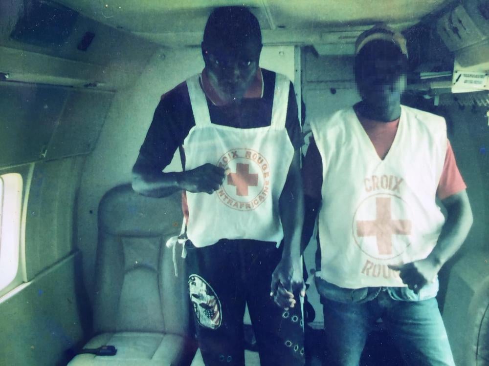 Bruno Bagaza, un volontaire de la Croix-Rouge, a été tué par balles par des combattants de l'UPC à Alindao, en République centrafricaine, le 9 mai 2017. Des témoins ont affirmé qu'il portait son uniforme au moment de l'attaque. 