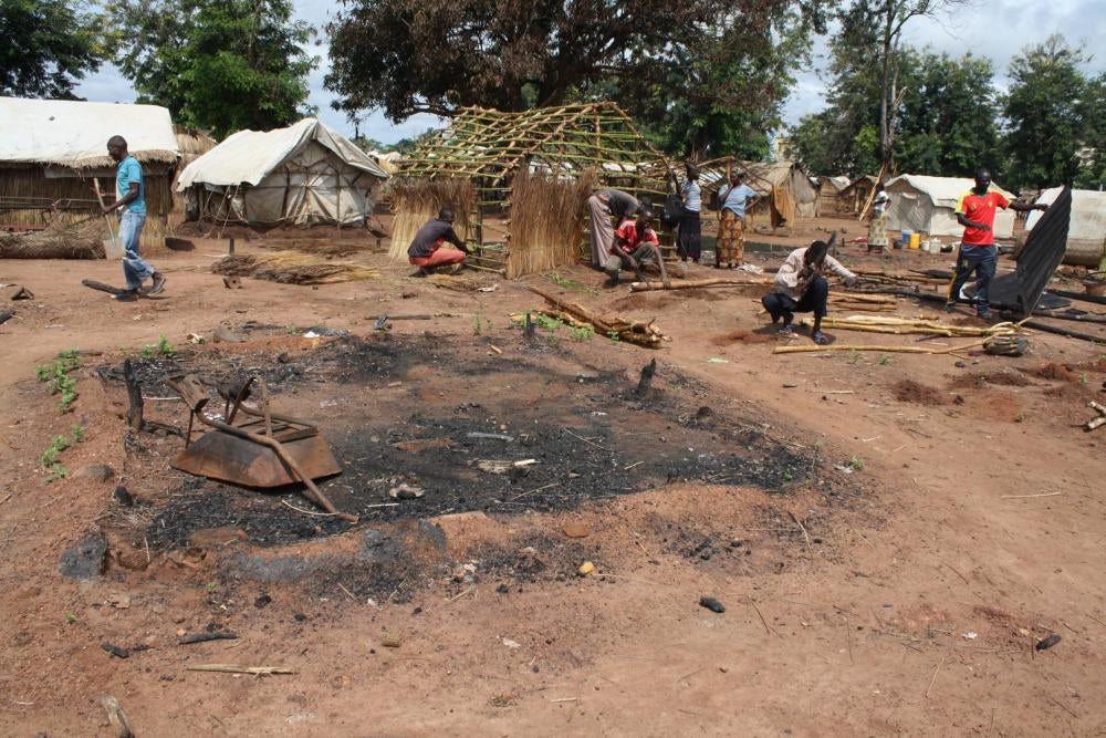 Des hommes reconstruisent des huttes dans le camp pour personnes déplacées de Batangafo, après une attaque perpétrée le 29 juillet par des combattants du Mouvement patriotique pour la Centrafrique (MPC). 
