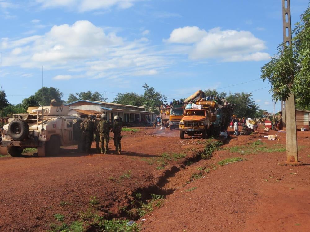 Des troupes de maintien de la paix de la MINUSCA escortent des civils musulmans sur le trajet menant de la mosquée centrale à l'église catholique à Bangassou, en République centrafricaine, le 16 mai 2017. 