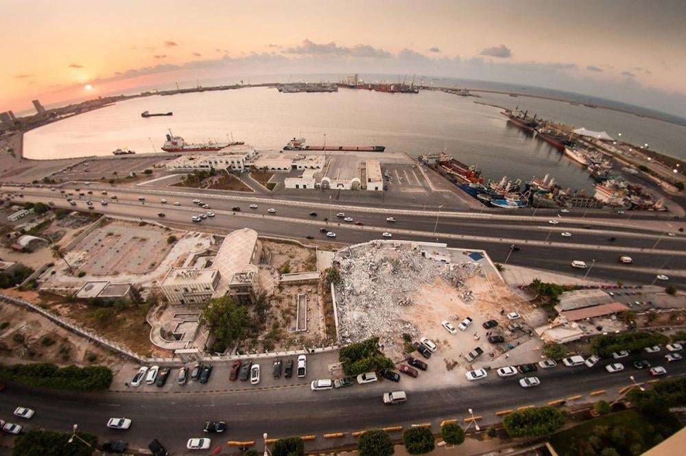 1.	تدمير مسجد الشعاب على يد مجموعات مسلحة، طرابلس، أغسطس/آب 2012. © نادر القاضي