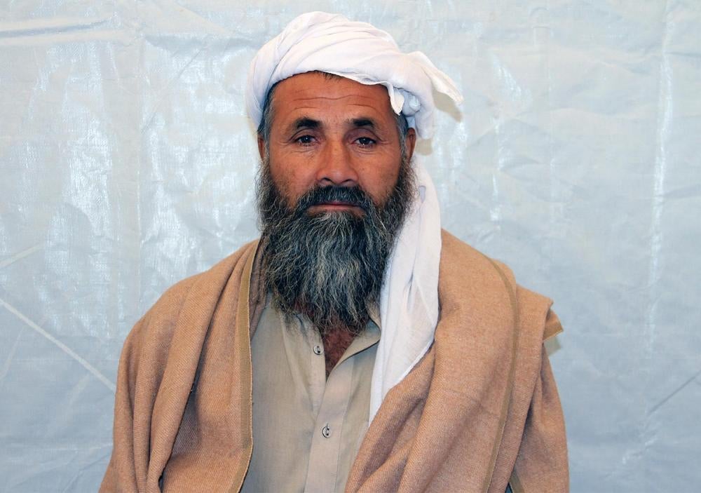 اکتوبر 2016، محمدعلم، 50 ساله، در مرکز حمایت از مهاجرین سازمان ملل متحد در بیرون از شهر کابل منتظر ثبت‌نام است. به دنبال تهدیدات دولت پاکستان مبنی بر اخراج اجباری مهاجران و بدرفتاری‌ها و اخاذی‌های مأموران پولیس، محمدعلم، پس از 32 سال زندگی در پاکستان، چار