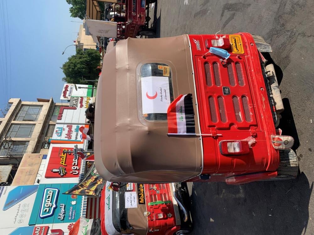 توك توك يُستخدم كسيارة إسعاف لنقل المتظاهرين المصابين في ساحة التحرير. 