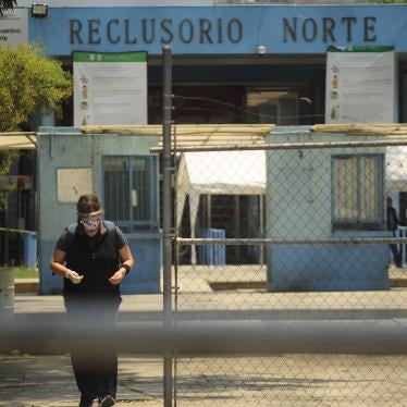 Una mujer con una máscara protectora sale del Reclusorio Norte durante una manifestación contra el maltrato de personas privadas de la libertad durante la pandemia de Covid-19 el 13 de mayo de 2020 en la Ciudad de México, México.