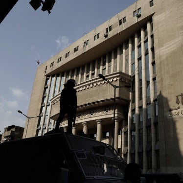 Egyptian security officers guard a courthouse as prominent Egyptian rights lawyer lawyer Khaled Ali, arrives for a hearing, in Cairo, Egypt, November 8, 2017. 