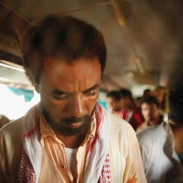 Yemeni workers being deported through Saudi Arabia’s al-Tuwal border gate with Yemen, November 17, 2013.