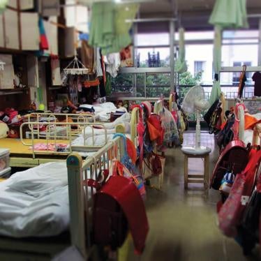 日本岩手县一家儿童养护机构为小学女生提供的卧室。八个女孩同住一房，床铺是她们仅有的私人空间。所谓的隐私只靠一张薄薄的帘子保护，2012年8月。