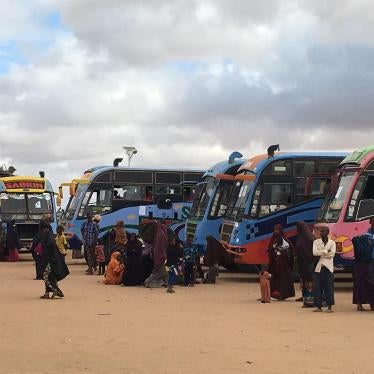 Des réfugiés somaliens attendent de monter dans des bus qui les rapatrieront en Somalie, après l'annonce par le gouvernement du Kenya de la fermeture des camps de réfugiés de Dadaab.