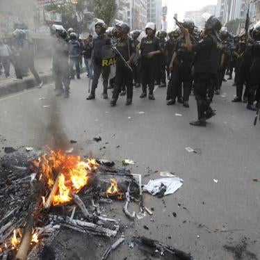 Members of the Rapid Action Battalion (RAB) raid a street during a clash with activists of Jamaat-e-Islami in Dhaka March 11, 2013.