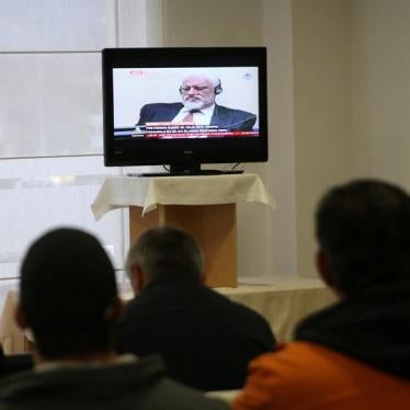 Slobodan Praljak apparaît à la télévision lors de la diffusion du procès en appel à La Haye (Pays-Bas) de six officiers croates de Bosnie accusés de crimes de guerre à l’encontre de musulmans lors du conflit de Bosnie en 1992-1995. Photo prise à Mostar (B