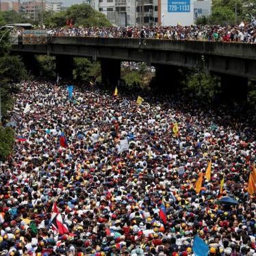 Manifestantes críticos del gobierno marchan en la llamada “madre de todas las marchas” en Caracas, Venezuela, el 19 de abril de 2017.