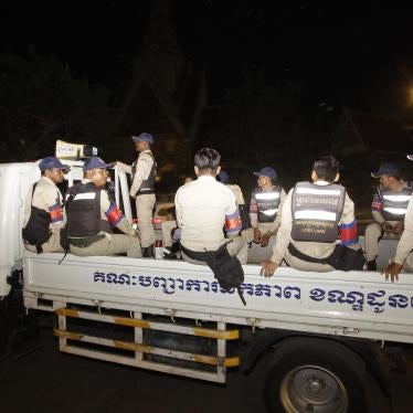 Security personnel guard the Supreme Court after its hearing to dissolve the opposition Cambodia National Rescue Party in Phnom Penh, Cambodia, November 16, 2017.
