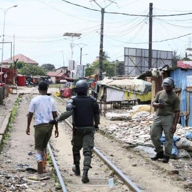 Police arrest a protester in Conakry, Guinea, on October 14, 2019. At least 9 people have been killed and dozens arrested during protests that  began on October 14 against a proposed new constitution and a possible third term for President Alpha Condé. © 
