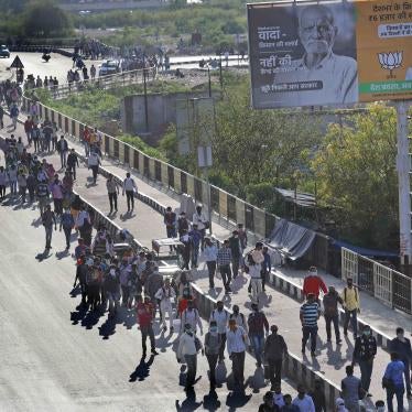 Migrant workers make the journey to their villages on foot following a lockdown amid concern of the spread of coronavirus in New Delhi, India, March 27, 2020. 